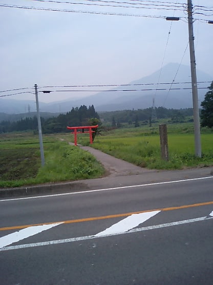 鳥居だけ_1　福島県の会津磐梯山のよく見える場所