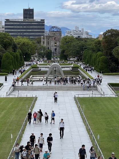 広島平和記念公園、原爆ドーム_2　広島平和記念公園の中心部全景