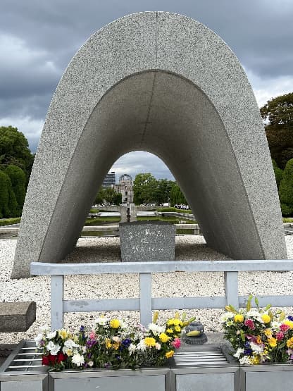広島平和記念公園、原爆ドーム_3　原爆死没者慰霊碑