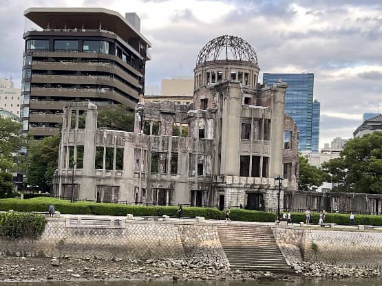 広島平和記念公園、原爆ドーム_8　ほぼ同じ位置から撮影した原爆ドーム