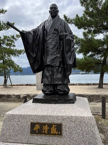 宮島・厳島神社　宮島桟橋の広場に立つ平清盛公の像