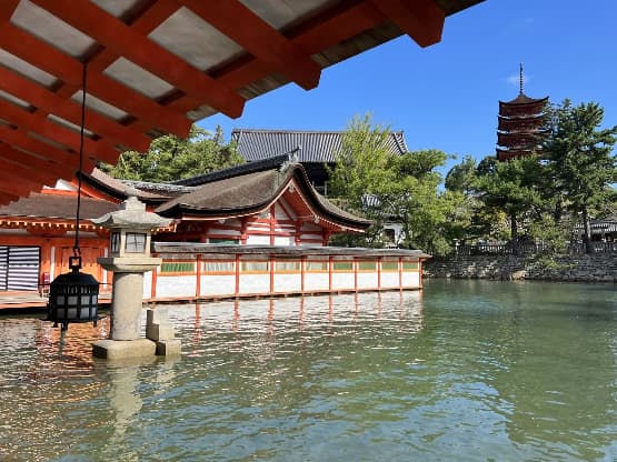 宮島・厳島神社　客神社 (まろうどじんじゃ) と厳島神社五重塔