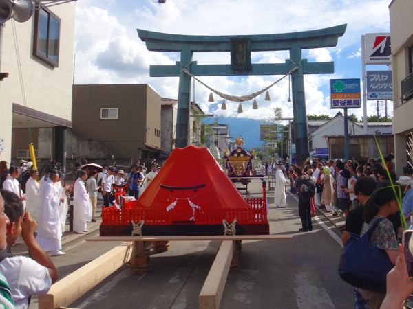 令和5年 山梨県富士吉田市 吉田の火祭り 神輿渡御 金鳥居祭