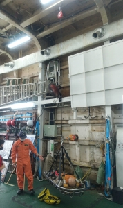 ヘリ格納庫内で吊り下げ器材展示