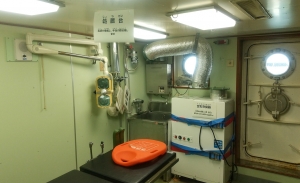 おきなわ船内の医務室と処置台