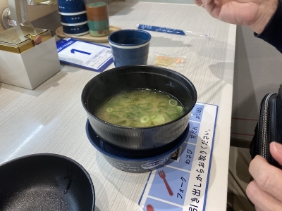 日本の回転寿司　味噌汁