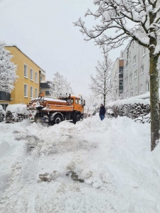 末っ子のマンションの前の道で立ち往生する雪かき車