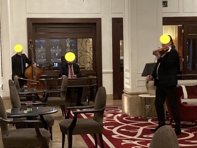 ホテルのカフェでピアノ、バイオリン、チェロの生演奏