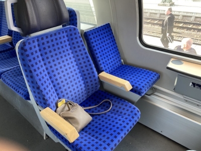 電車の中の子供用の椅子