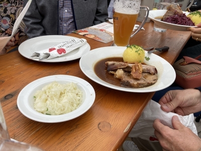だんな君は典型的なバイエルン料理SchweinebratenとKnödel 。