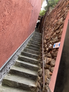 建物の間の狭い路地や階段を散策。