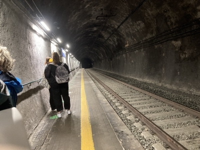 Vernazzaの駅のホームはトンネルの中でした。