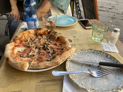 サン・フィレンツェ広場で食べたお昼ゴハンのピッツァ。