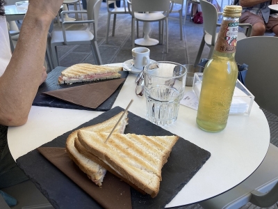 セルフサービスだったサンドイッチ（4ユーロ＝約640円）が 全然美味しくなかったんです。