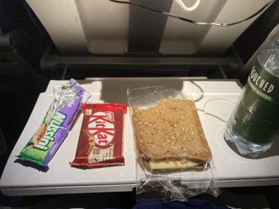 飛行中のサンドイッチとお菓子