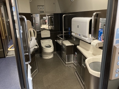 電車の中のトイレとは思えない