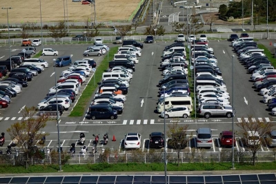 ほとんど全ての車がバックで駐車されている
